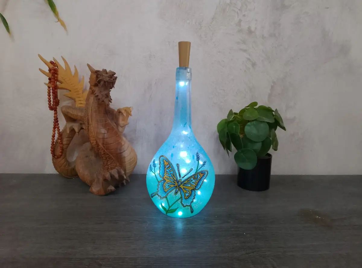 Bouteille Lumineuse “Papillon bleu – Nature et Spiritualité Collection”